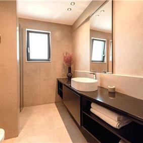 3 bedroom penthouse apartment with pool in Chania town, sleeps 6